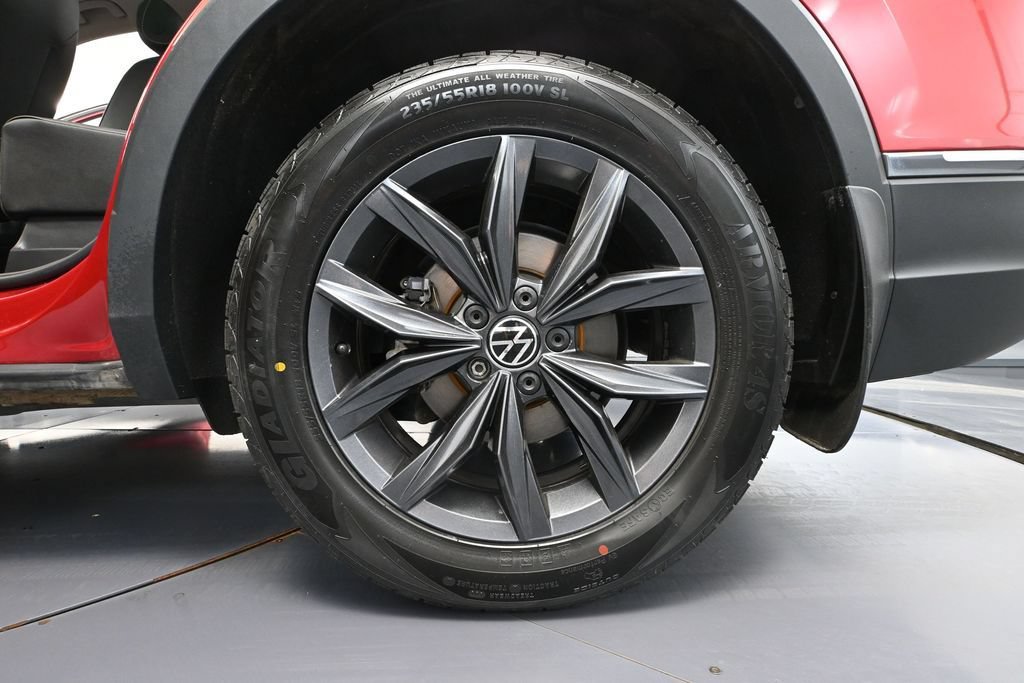 Used 2023 Volkswagen Tiguan SE AWD/4WD image 13