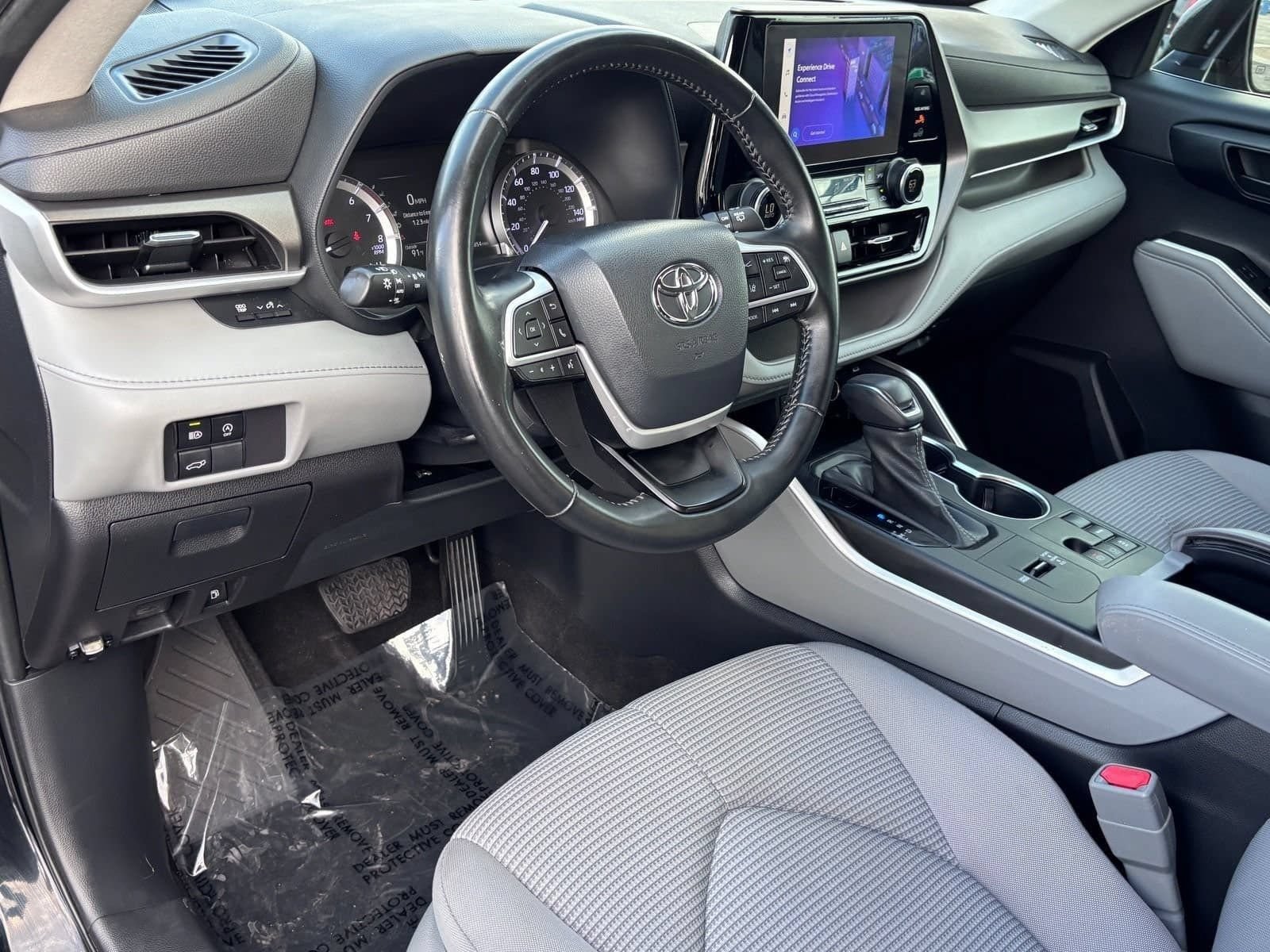 Used 2023 Toyota Highlander LE FWD image 17