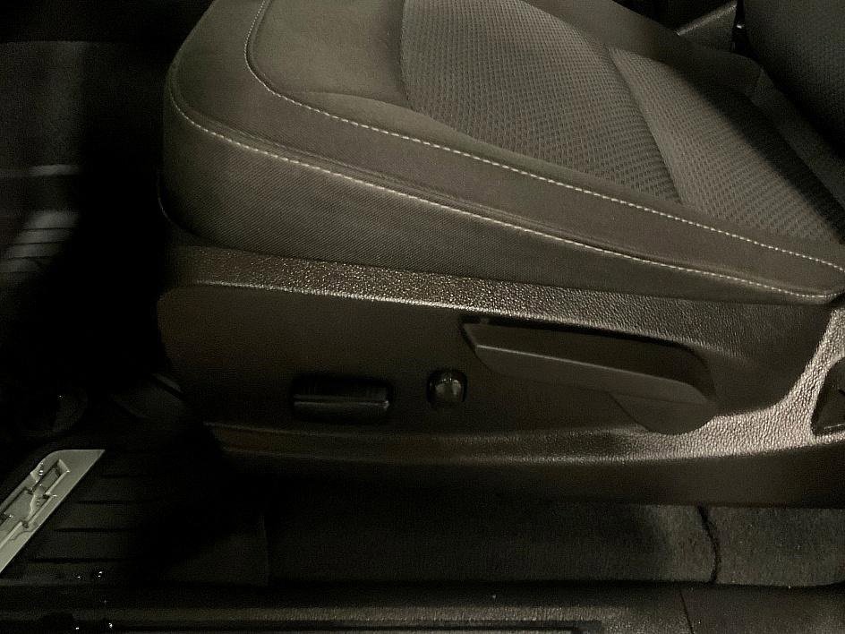 Used 2022 Chevrolet Colorado LT w/ LT Convenience Package image 16