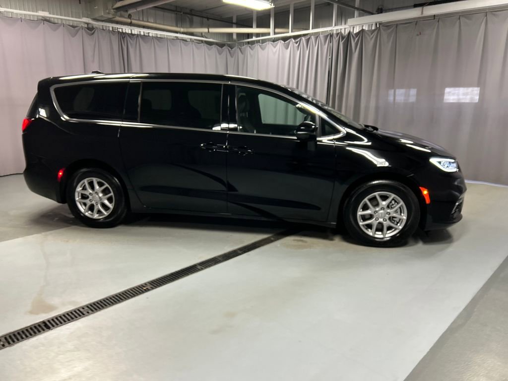 Used 2025 Chrysler Pacifica Select image 8
