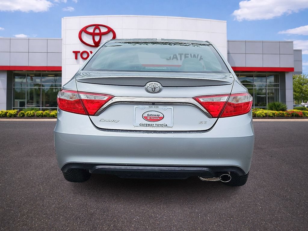 Used 2017 Toyota Camry SE w/ Moonroof Package FWD image 6