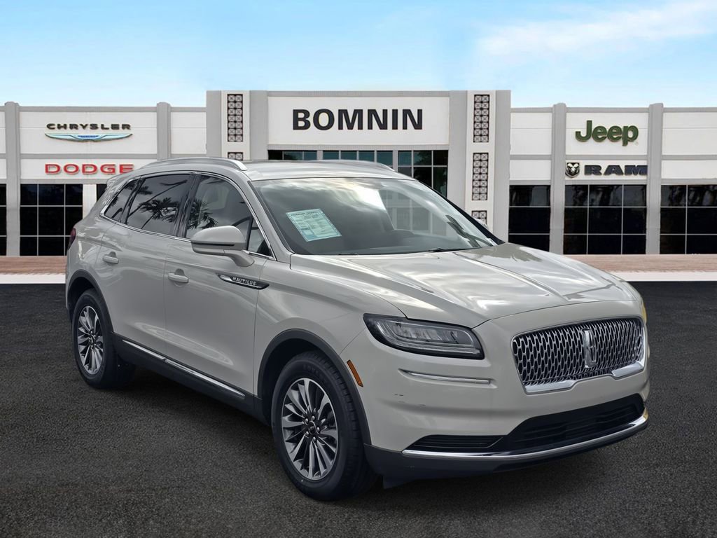 Used 2022 Lincoln Nautilus FWD w/ Premium Package image 2