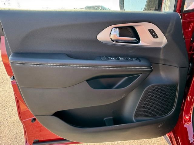 New 2026 Chrysler Pacifica Limited image 12