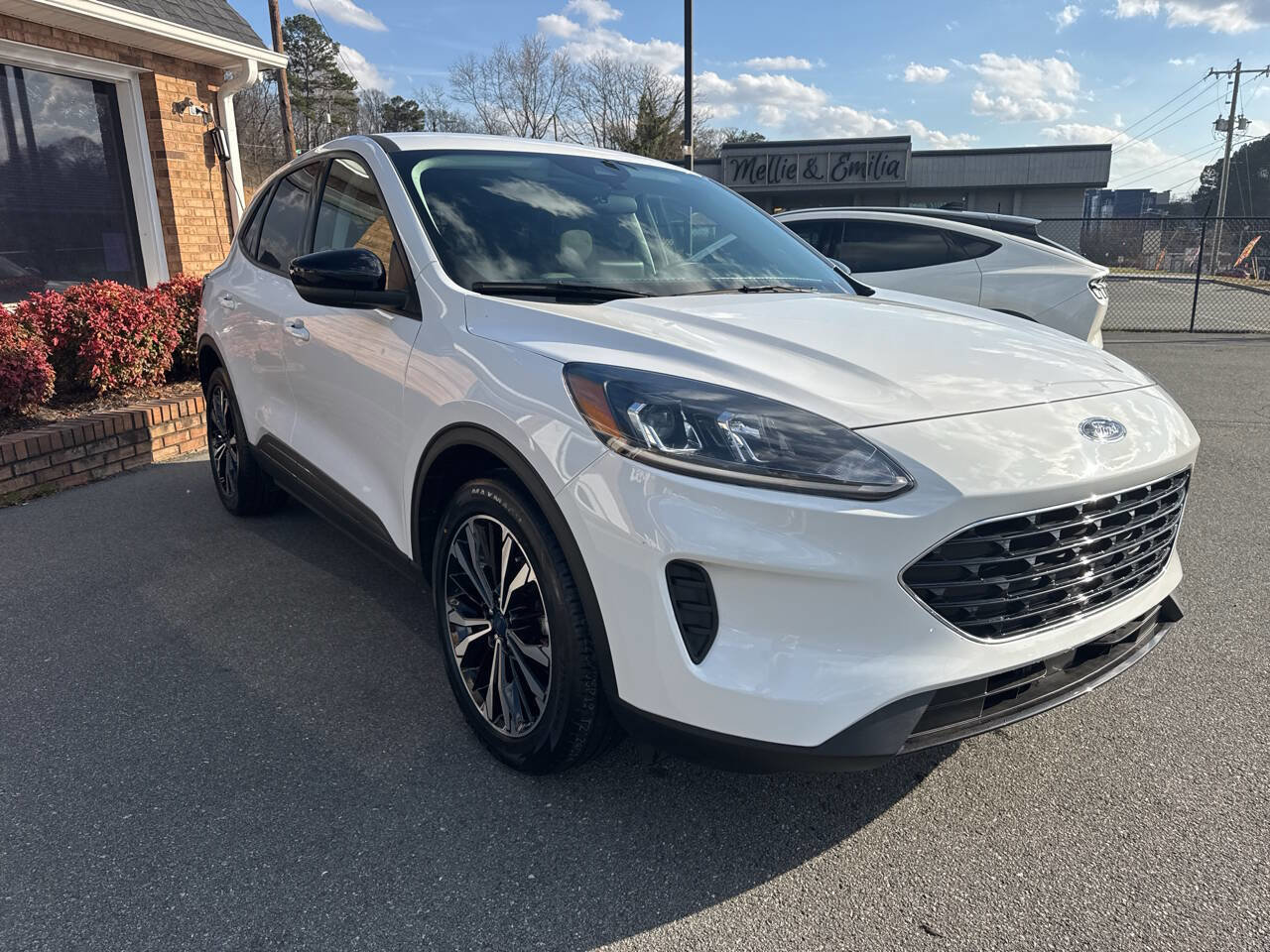 Used 2022 Ford Escape SE w/ SE Sport Appearance Package image 5