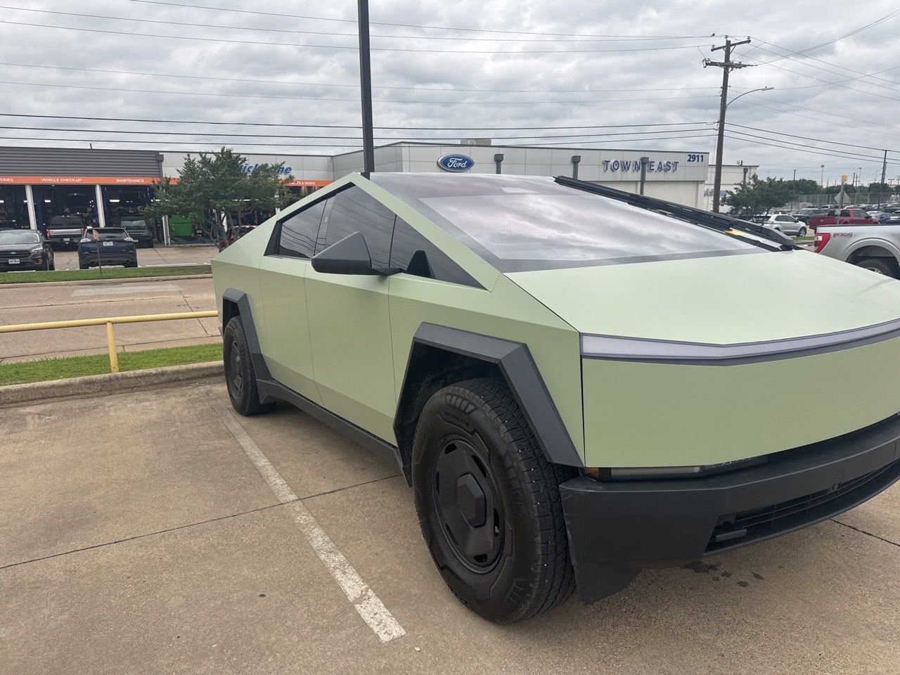 Used 2025 Tesla Cybertruck 2WD Crew Cab image 3