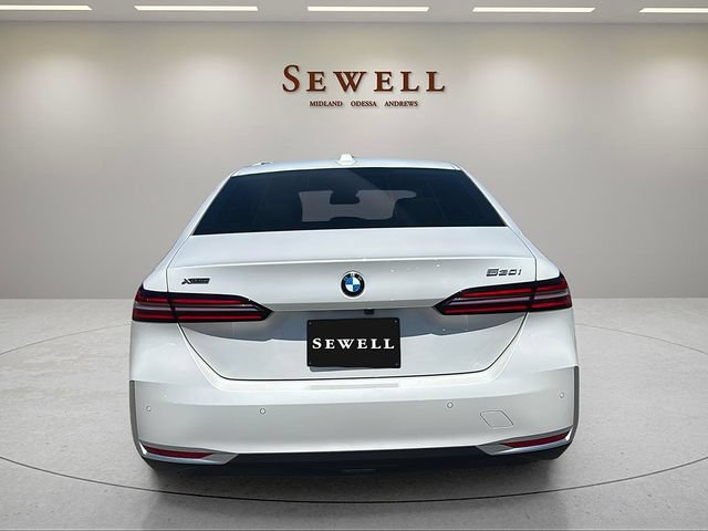 Used 2025 BMW 530i xDrive w/ Premium Package AWD/4WD image 4