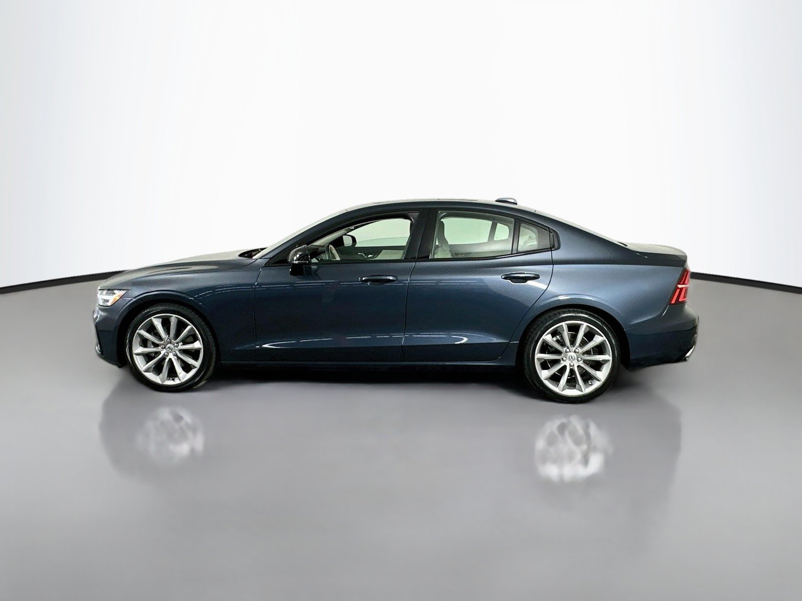 Used 2021 Volvo S60 T5 Momentum w/ Advanced Package AWD/4WD image 4