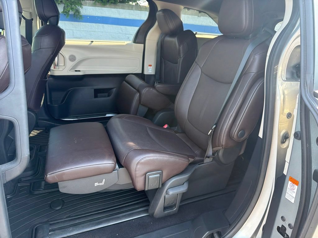 Used 2024 Toyota Sienna Platinum FWD image 20