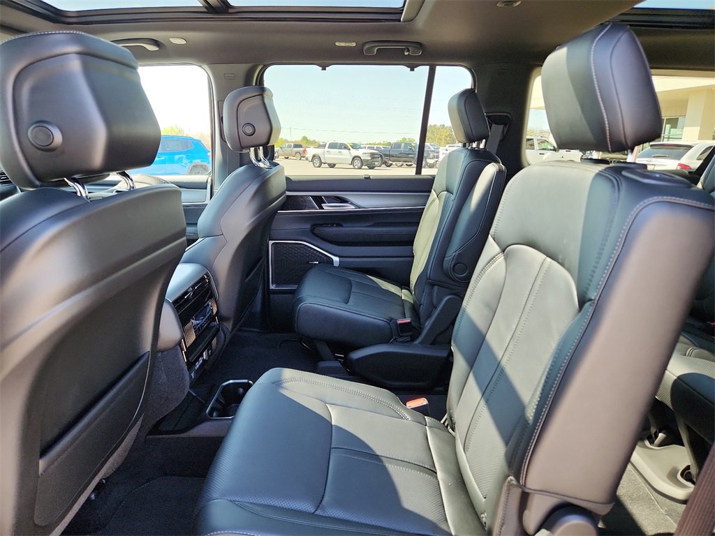 New 2025 Jeep Wagoneer L Series II w/ Convenience Group I image 10