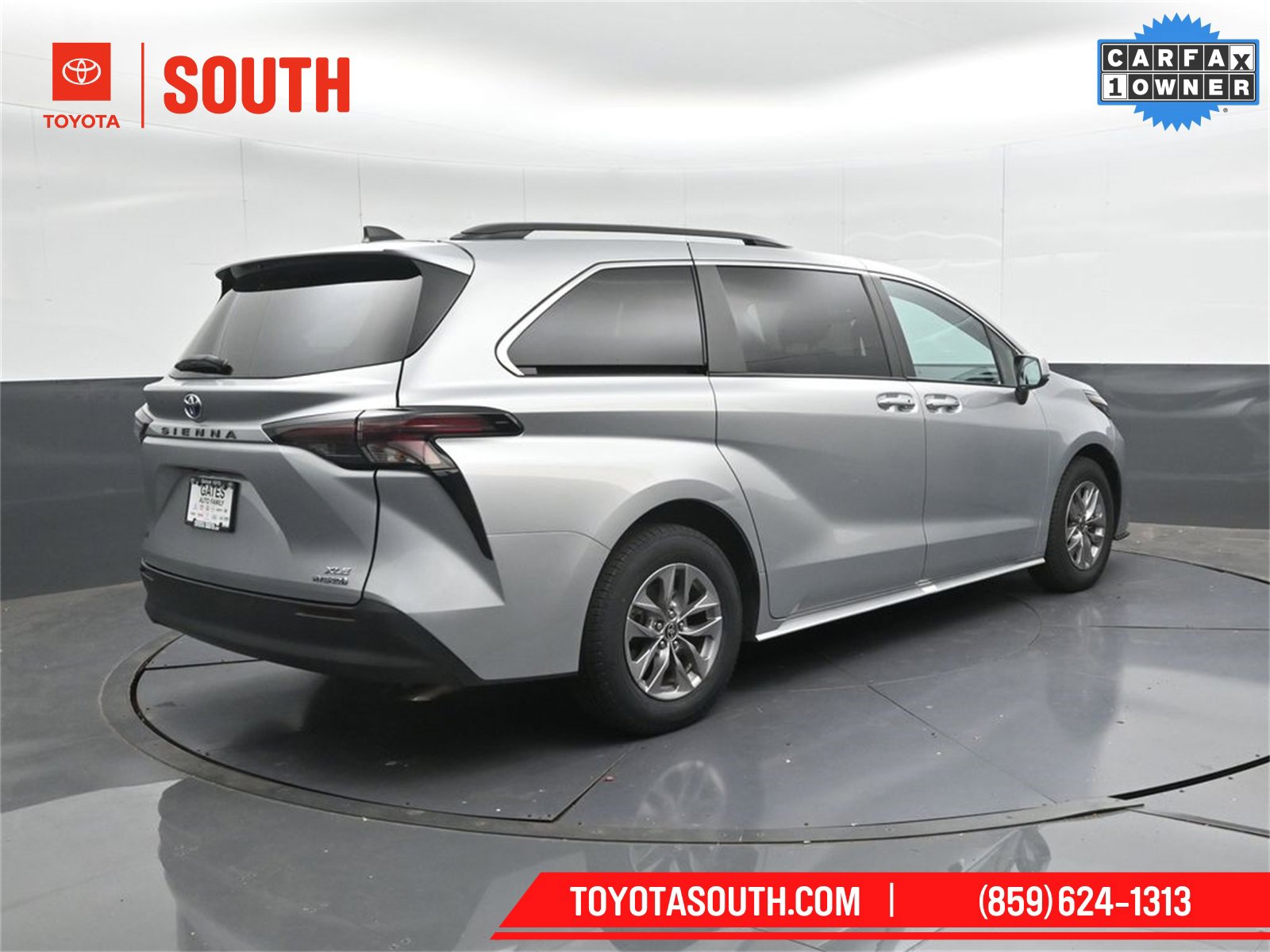 Used 2024 Toyota Sienna XLE image 2