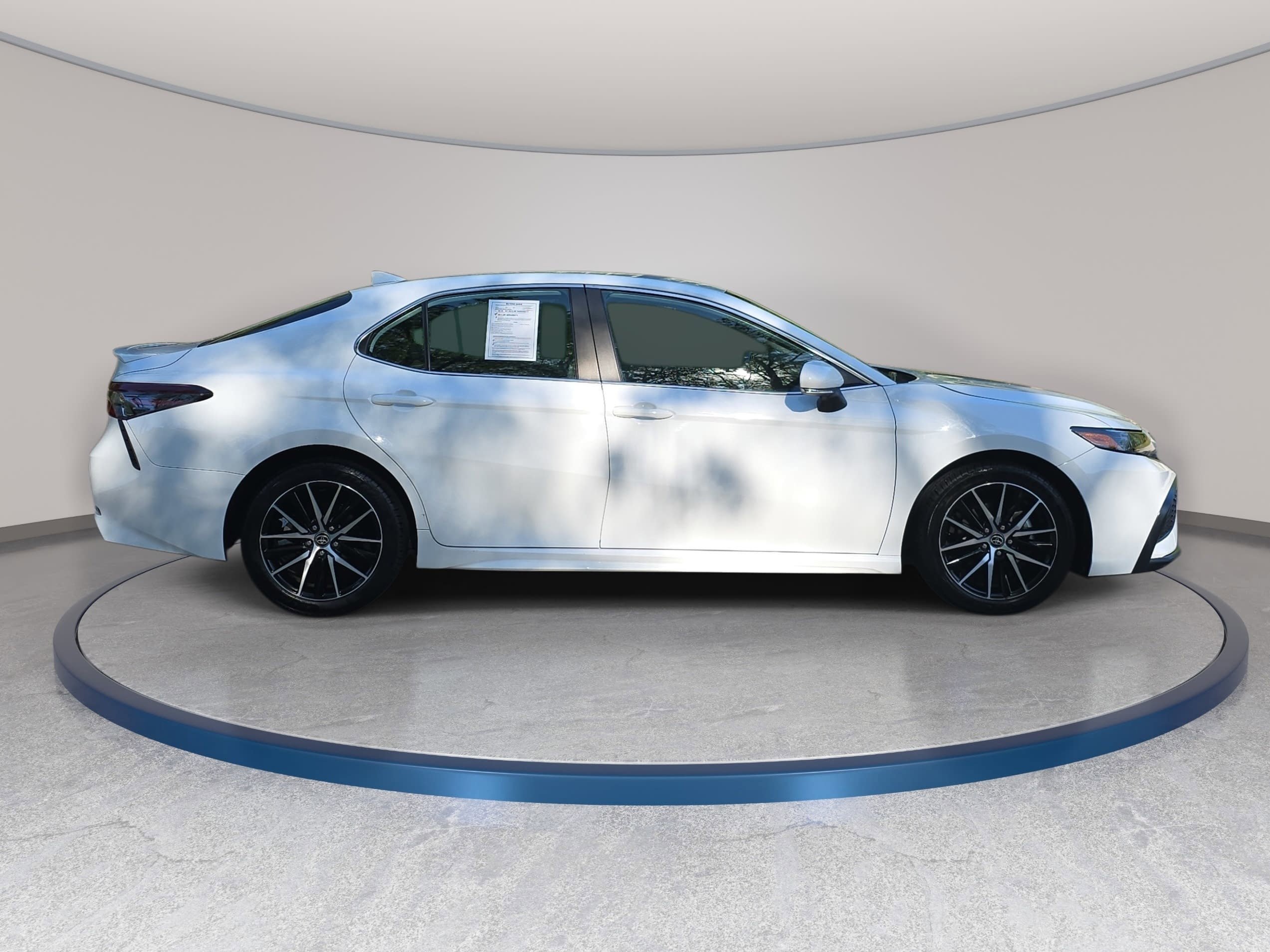 Used 2024 Toyota Camry SE FWD image 4