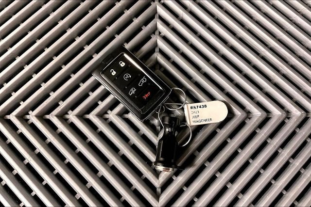 Used 2023 Jeep Wagoneer Series III w/ Premium Group I AWD/4WD image 11