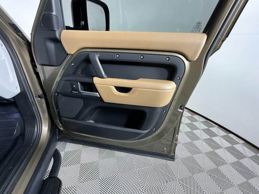 Used 2025 Land Rover Defender 130 X-Dynamic SE image 22