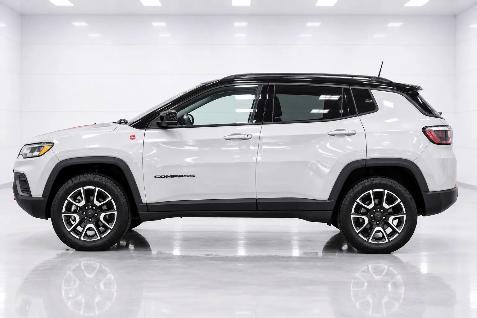 Used 2025 Jeep Compass Trailhawk AWD/4WD image 2