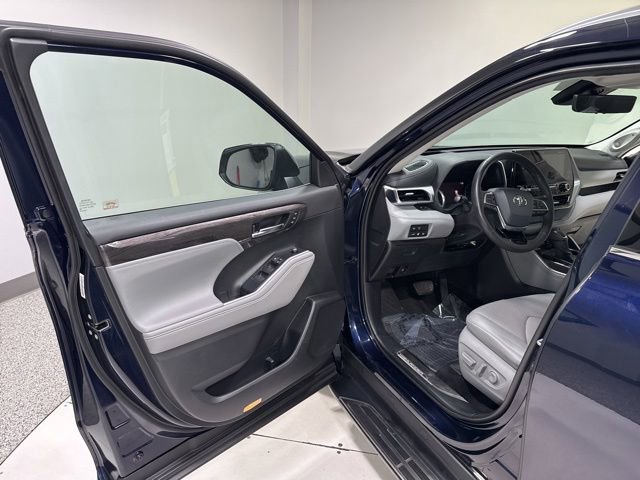Used 2020 Toyota Highlander Platinum AWD/4WD image 12