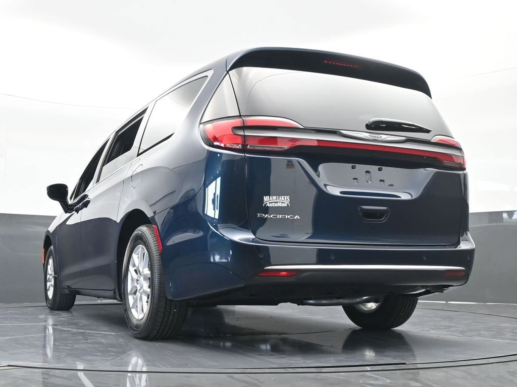 Used 2025 Chrysler Pacifica Select image 52