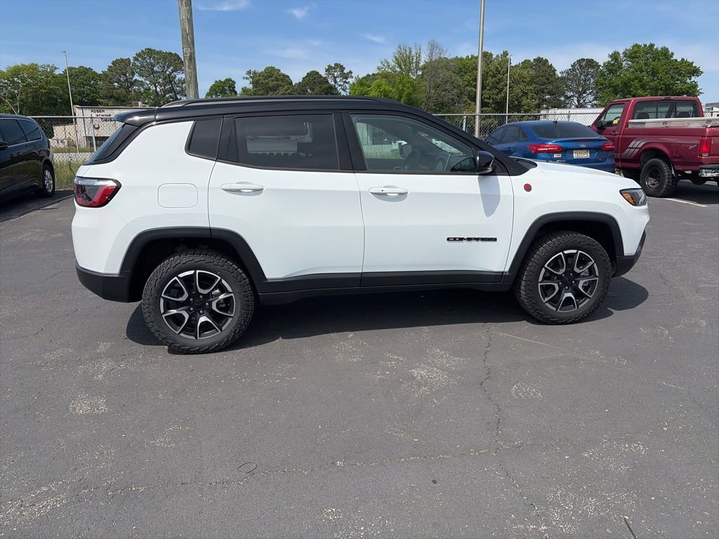 Used 2024 Jeep Compass Trailhawk image 8