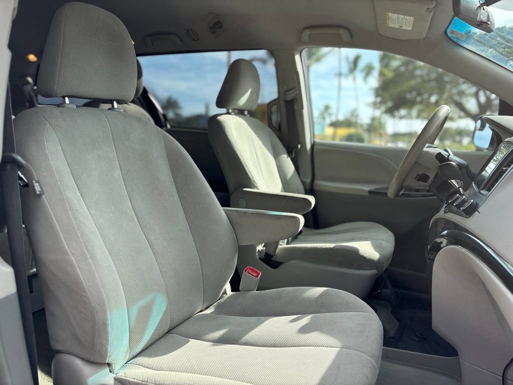Used 2013 Toyota Sienna L FWD image 9