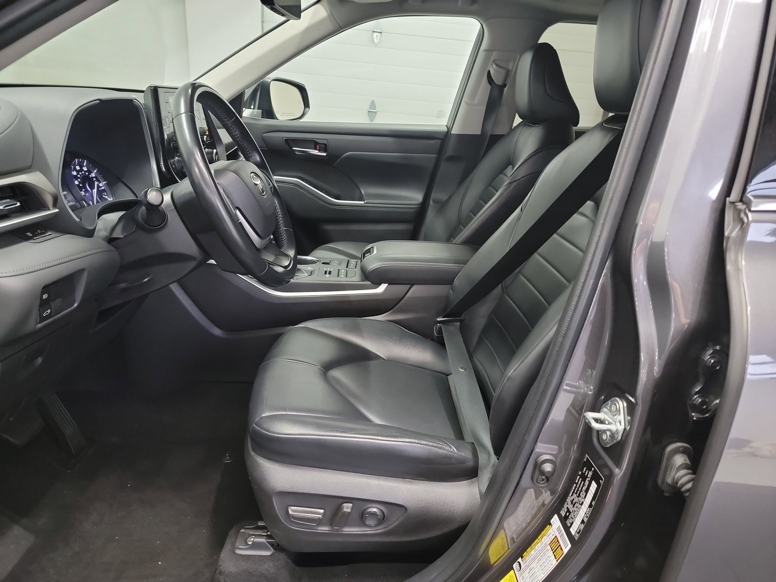 Used 2022 Toyota Highlander XLE AWD/4WD image 12
