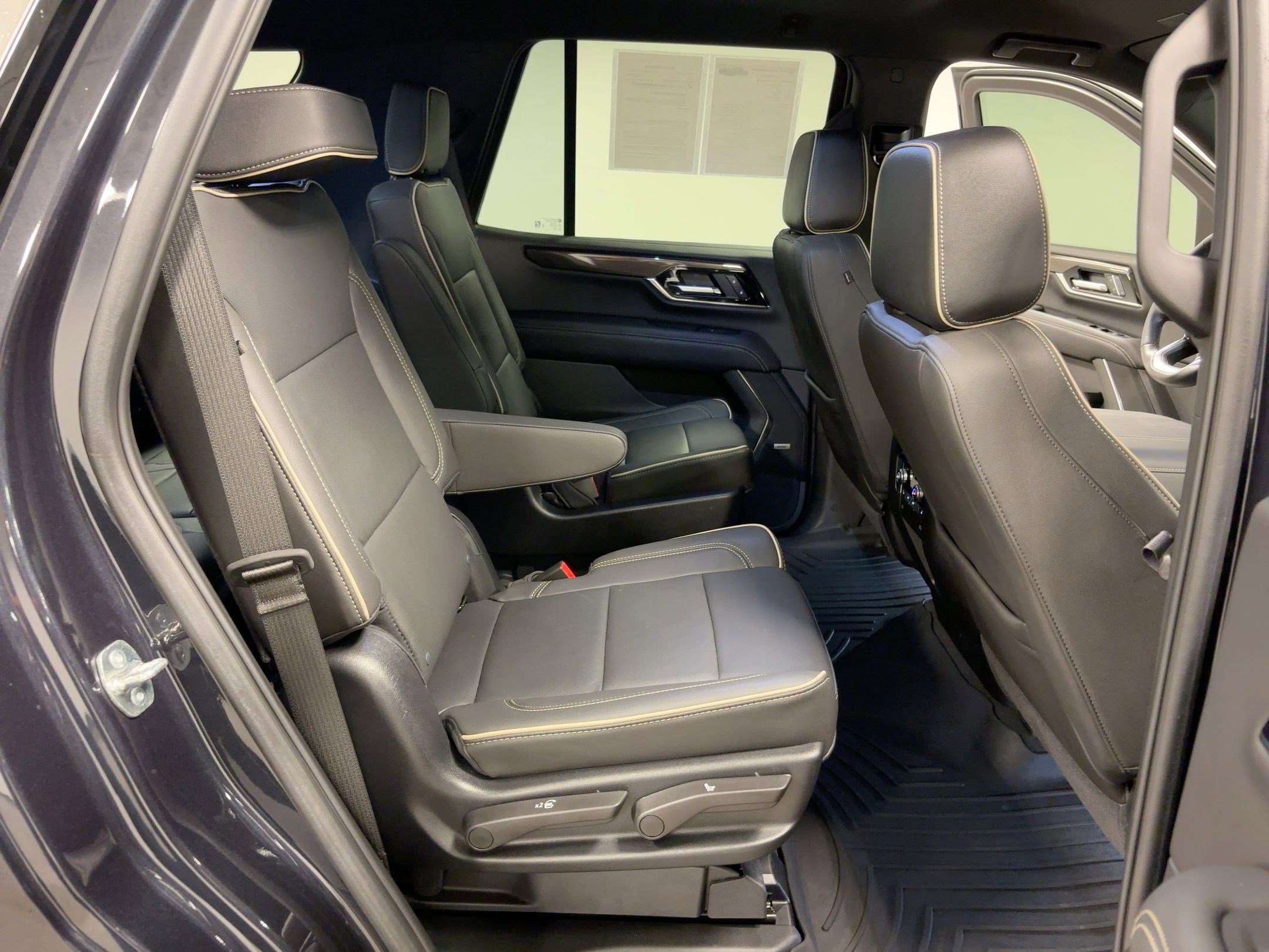 Used 2025 GMC Yukon Elevation image 30