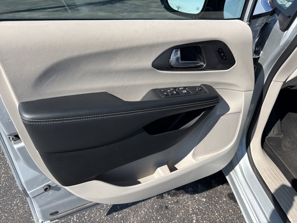 Used 2024 Chrysler Pacifica Touring-L image 21