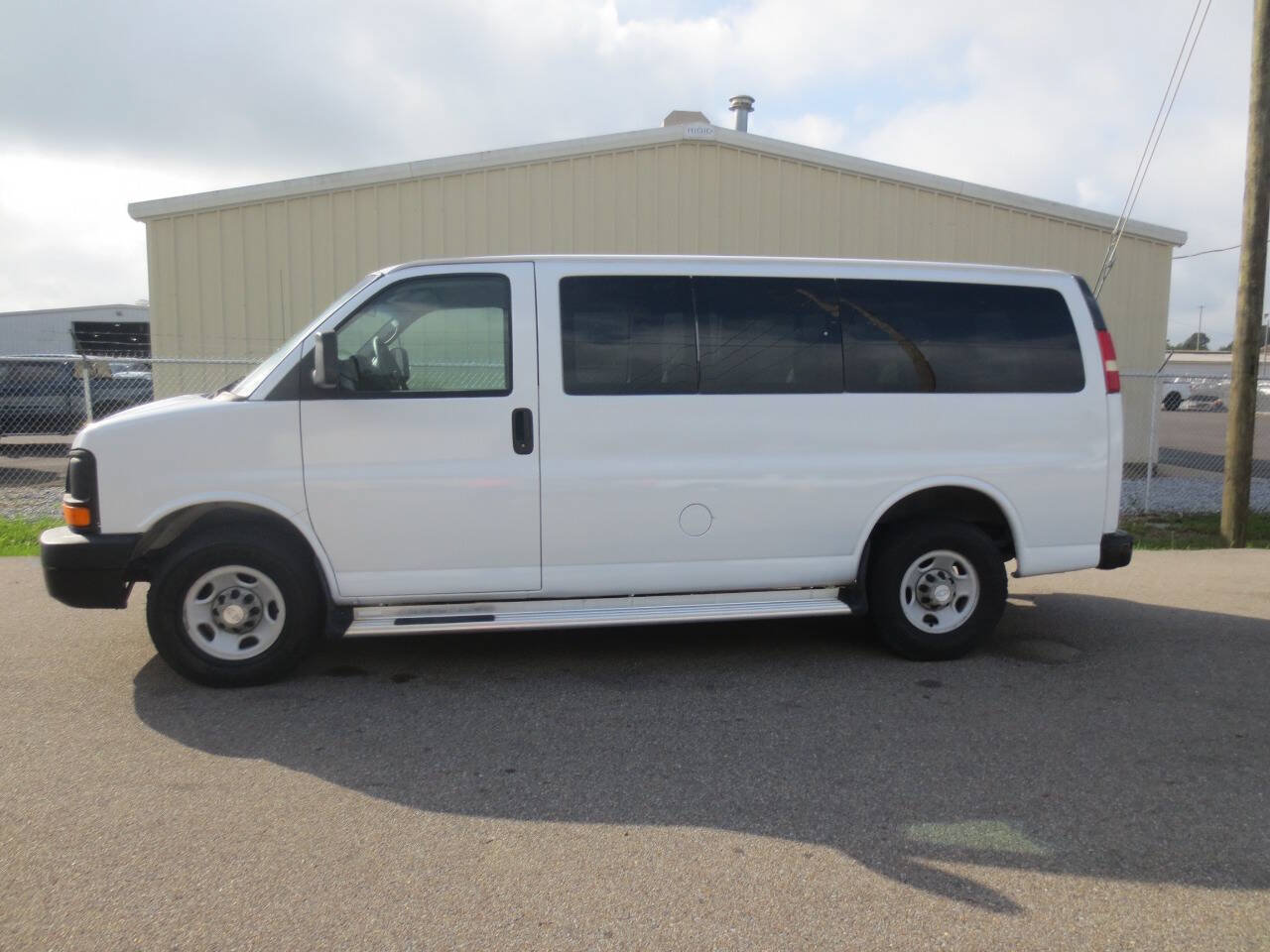 Used 2008 Chevrolet Express 2500 Passenger RWD image 1