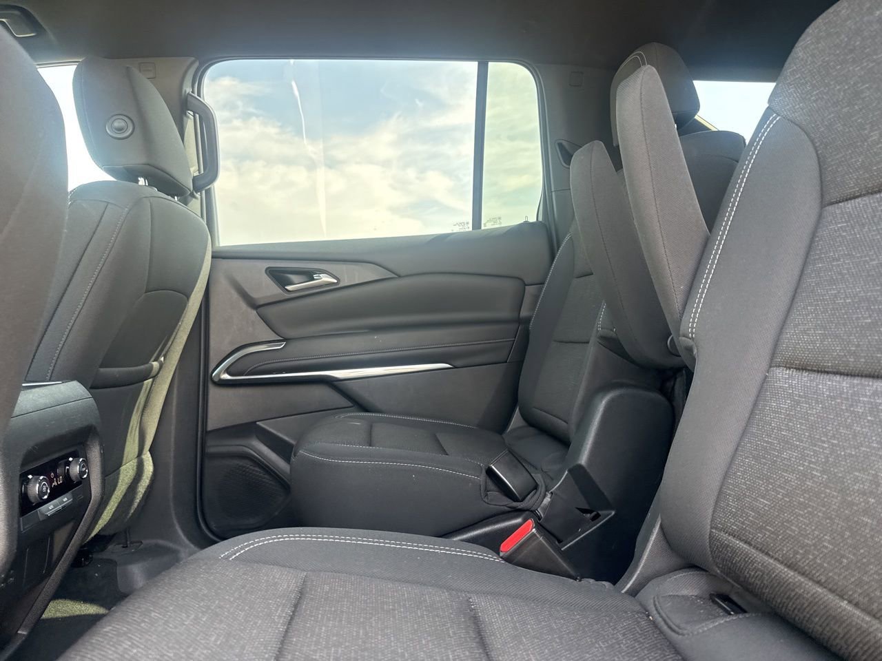 Used 2025 Chevrolet Traverse LT image 41