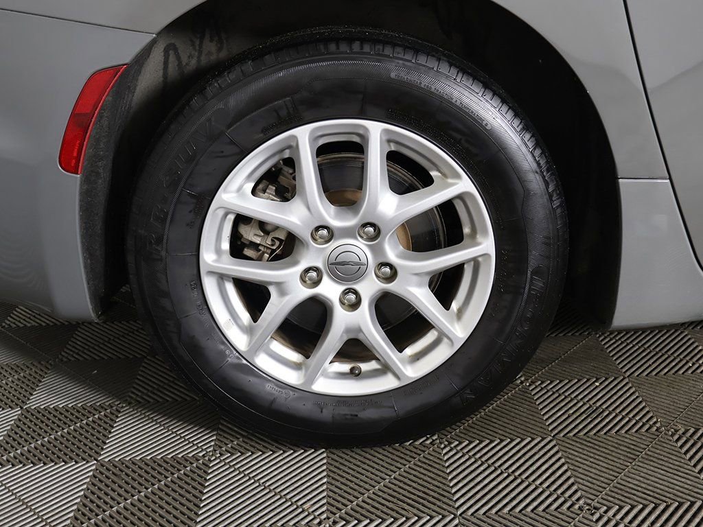 Used 2023 Chrysler Pacifica Touring-L image 21