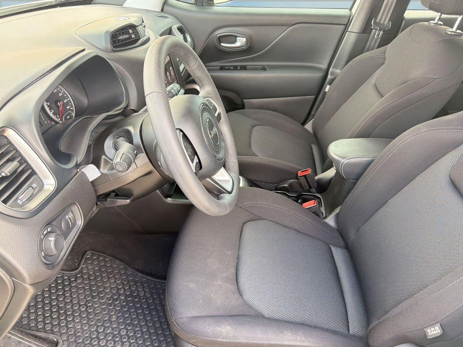 Used 2023 Jeep Renegade Latitude AWD/4WD image 5
