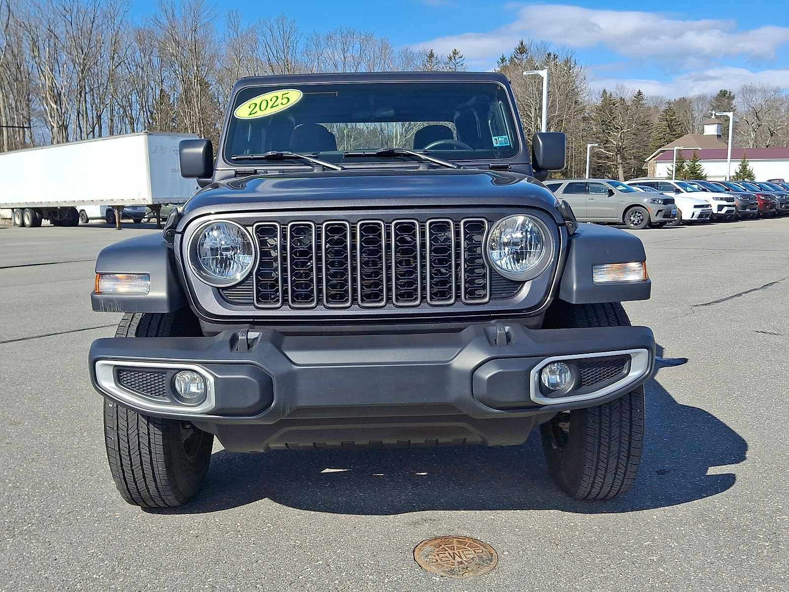 Used 2025 Jeep Gladiator Sport AWD/4WD image 2