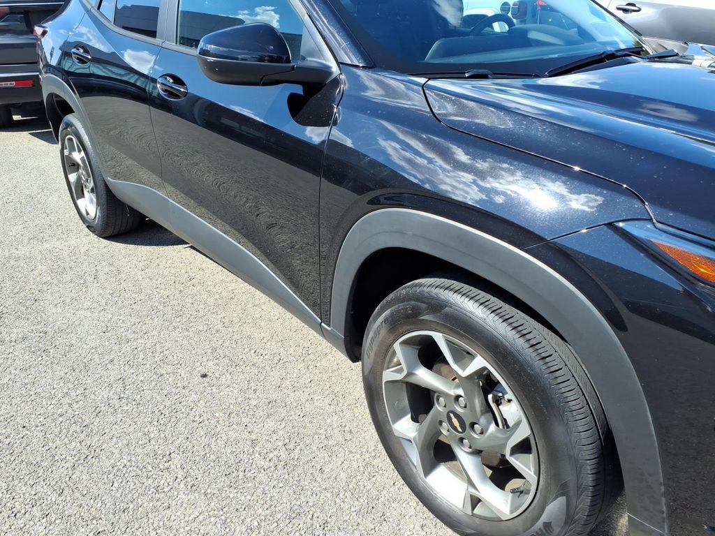 Used 2025 Chevrolet Trax LT w/ LT Convenience Package FWD image 20