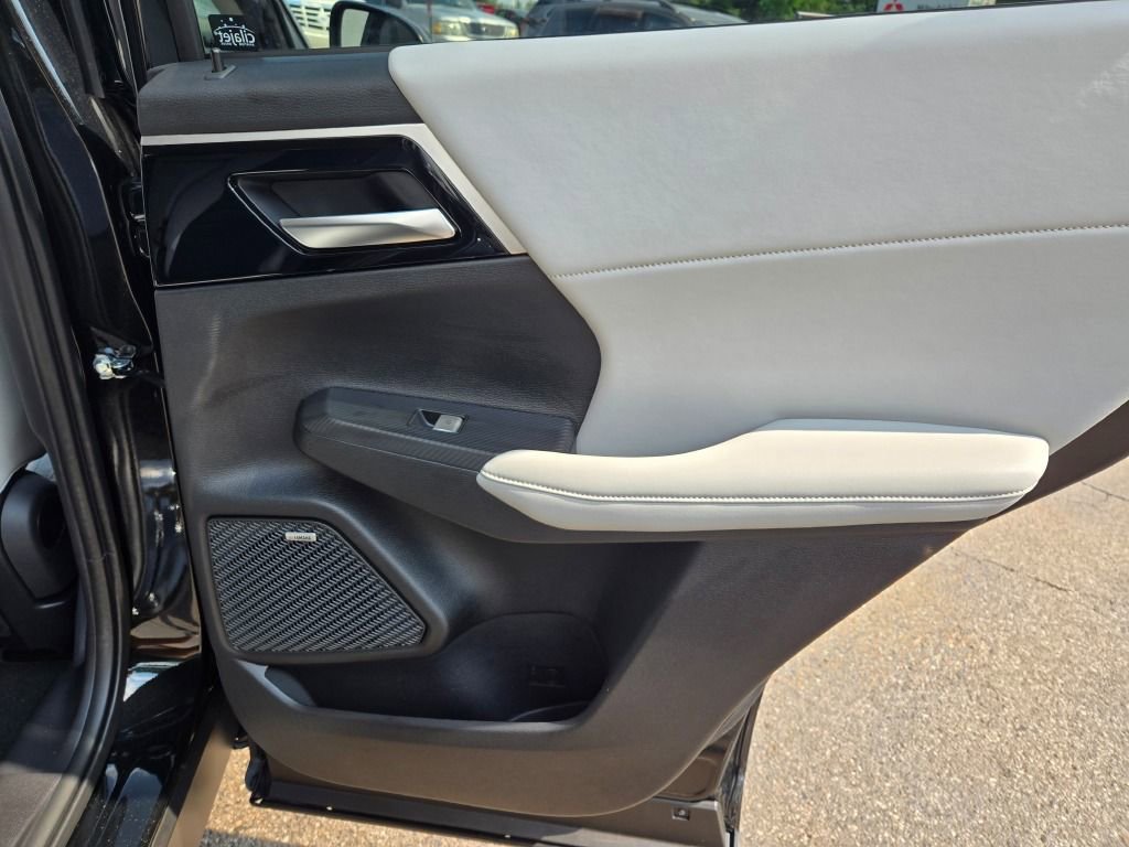 New 2025 Mitsubishi Outlander SE image 8