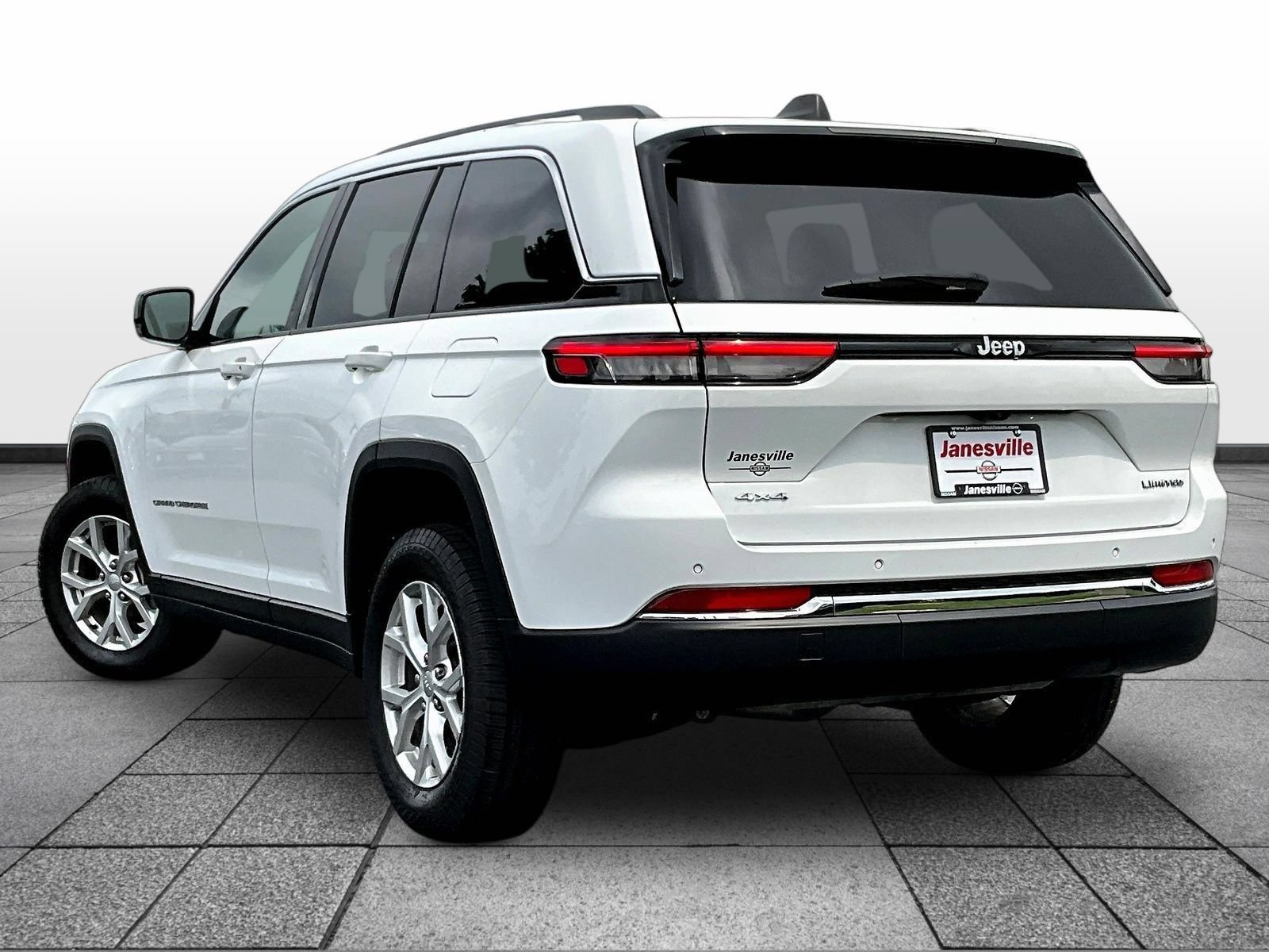 Used 2023 Jeep Grand Cherokee Limited AWD/4WD image 5