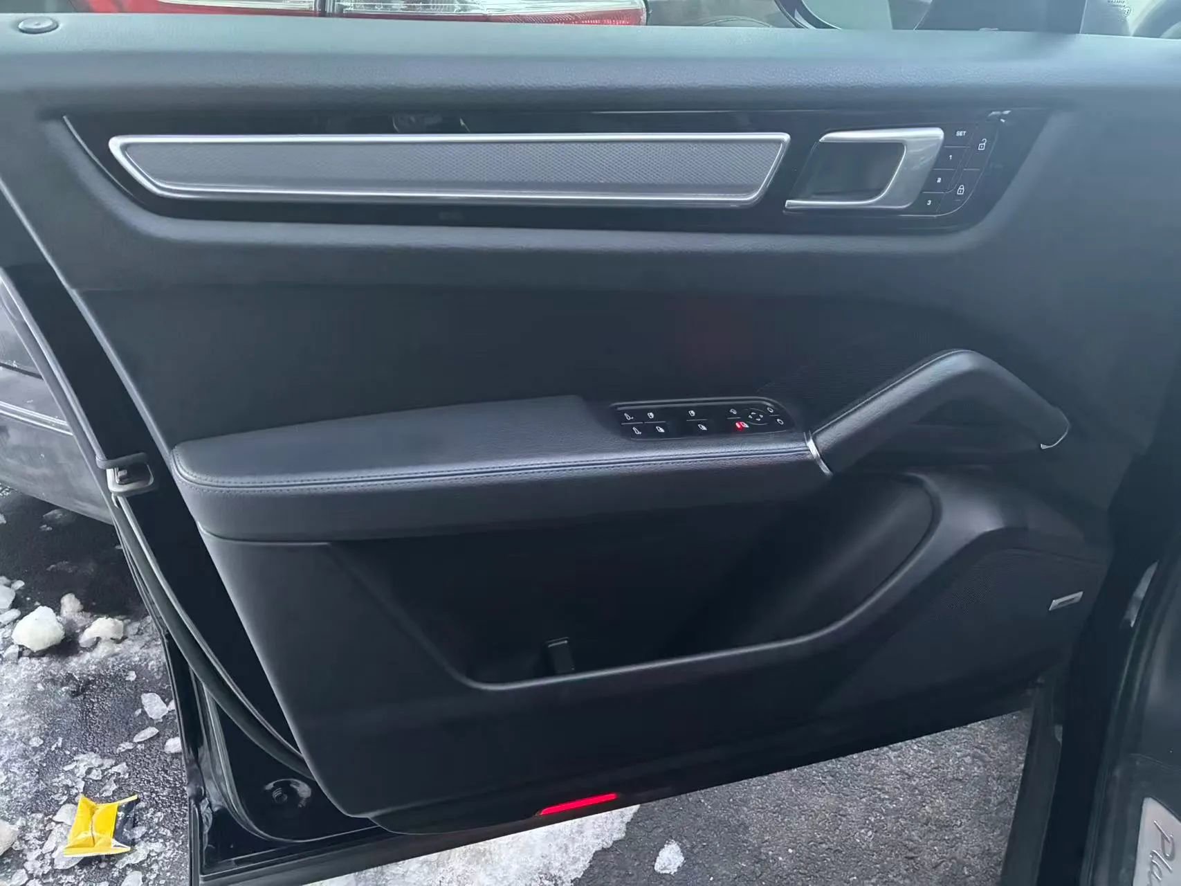 Used 2022 Porsche Cayenne Platinum Edition image 9