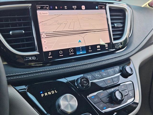 Used 2023 Chrysler Pacifica Touring-L w/ Uconnect Theater Family Group AWD/4WD image 13