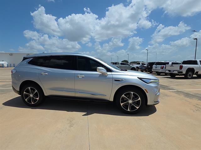 Used 2022 Buick Enclave Essence w/ Sport Touring Edition FWD image 4