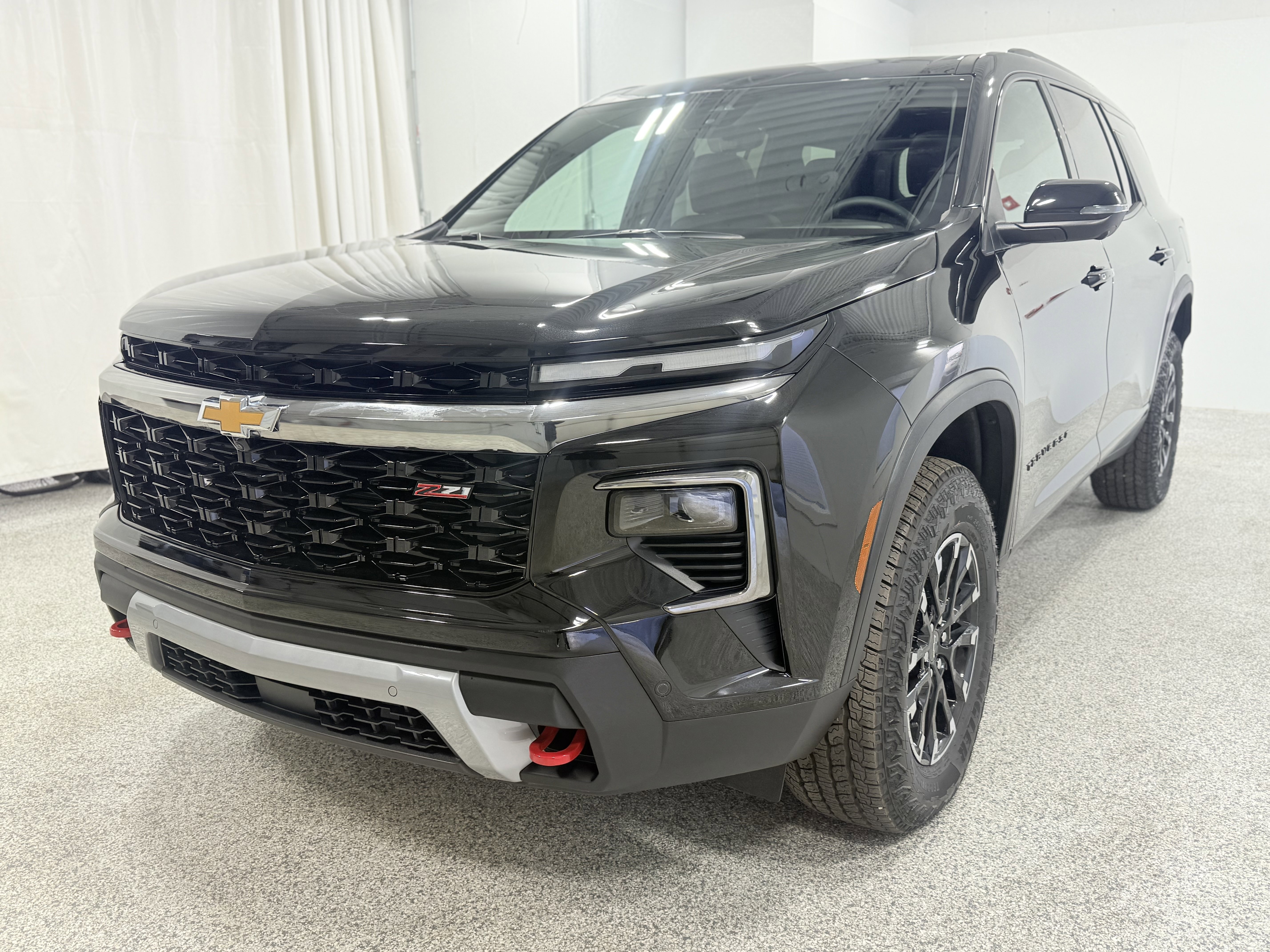 Used 2025 Chevrolet Traverse Z71 w/ Enhanced Driving Package image 3