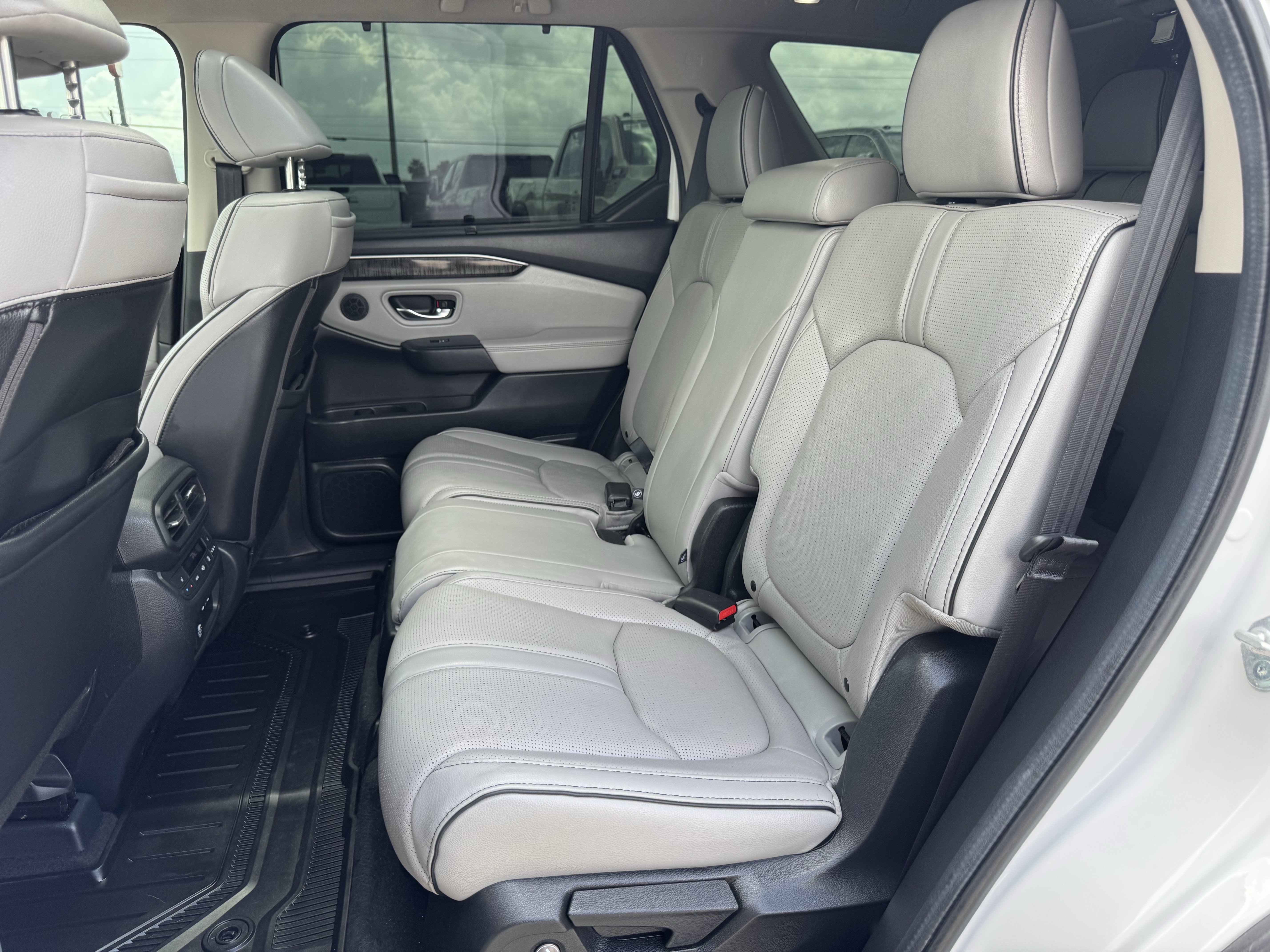 Used 2025 Honda Pilot Elite image 26