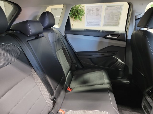 Used 2023 Volkswagen Taos SE FWD image 15