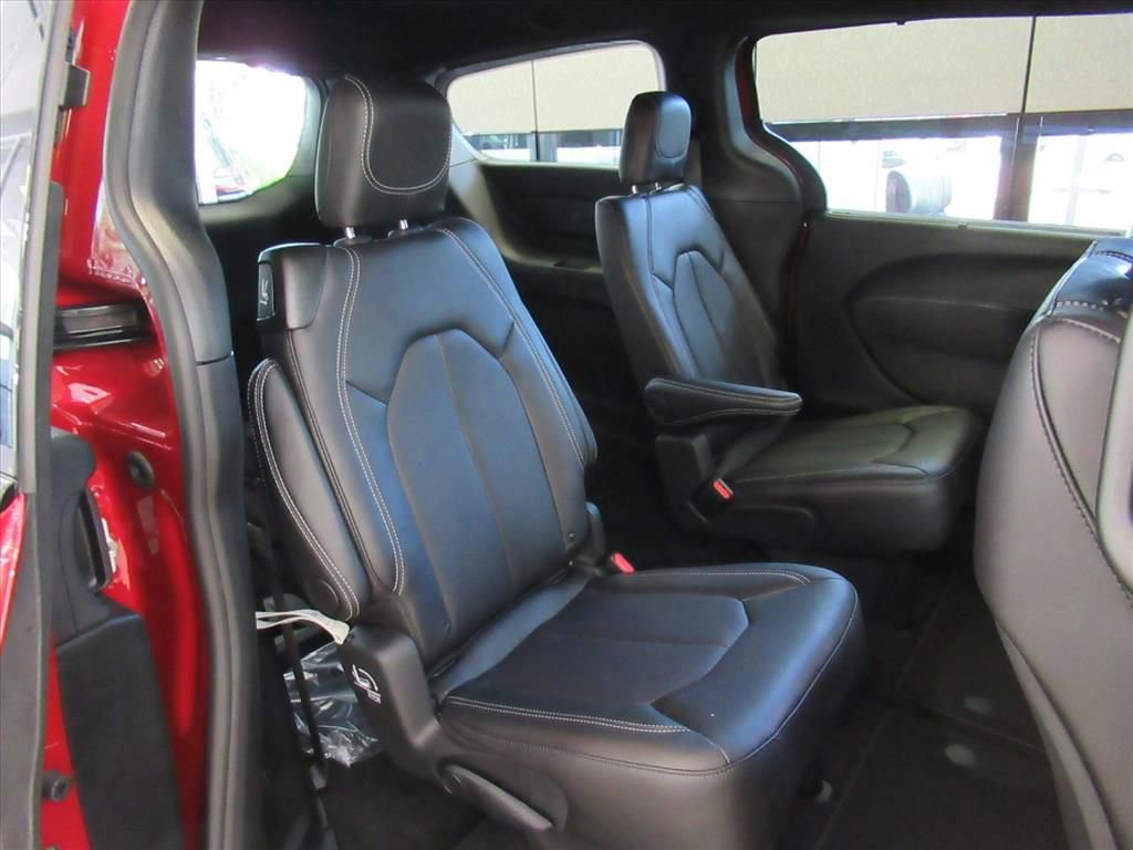 New 2026 Chrysler Pacifica Select image 9