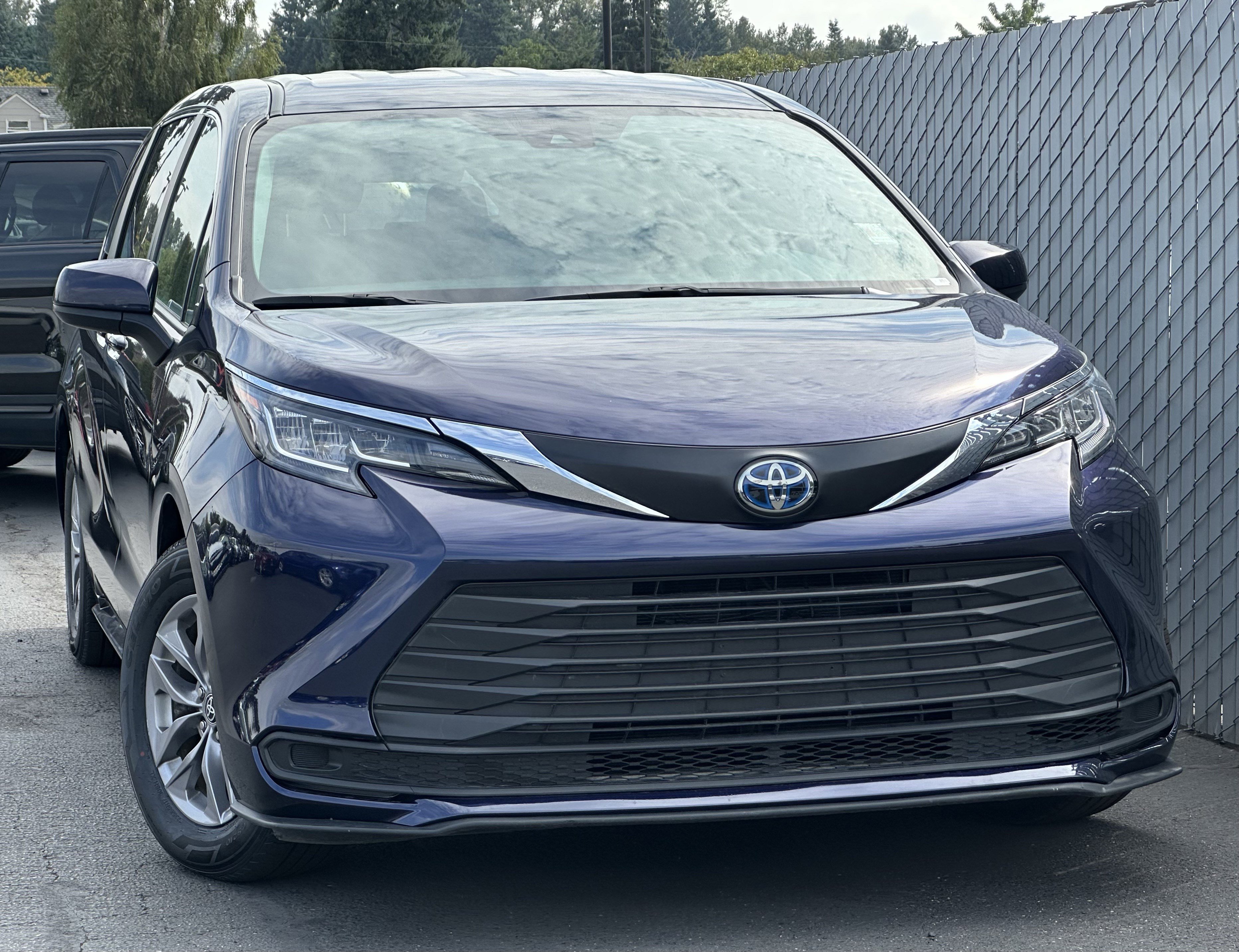 Used 2023 Toyota Sienna LE image 3