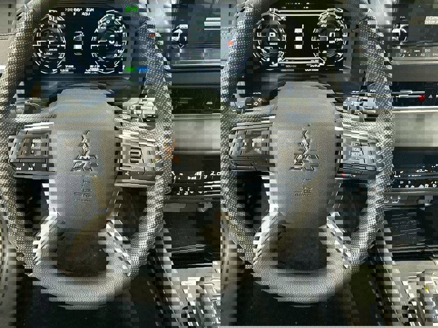 New 2025 Mitsubishi Outlander ES image 10