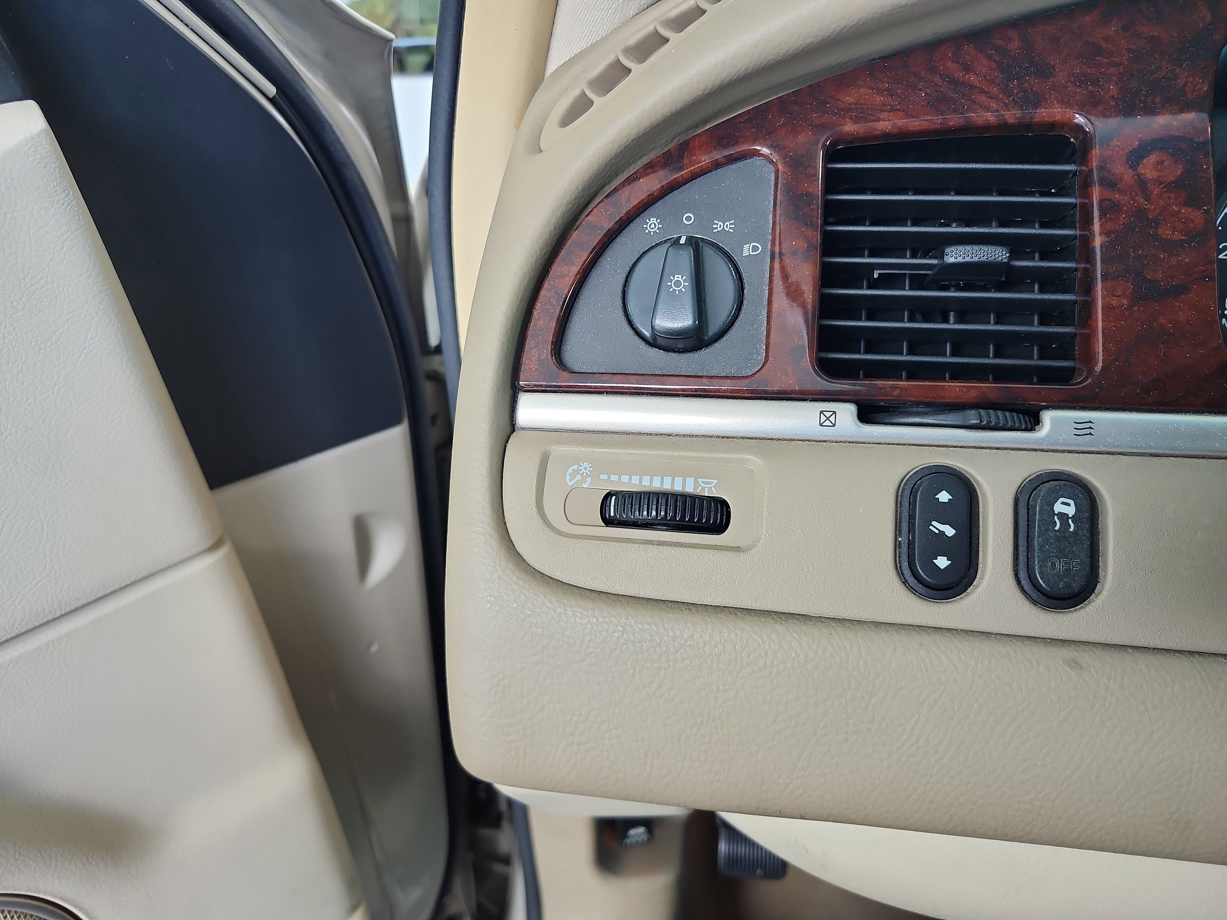 Used 2009 Lincoln Town Car Signature Limited RWD image 12