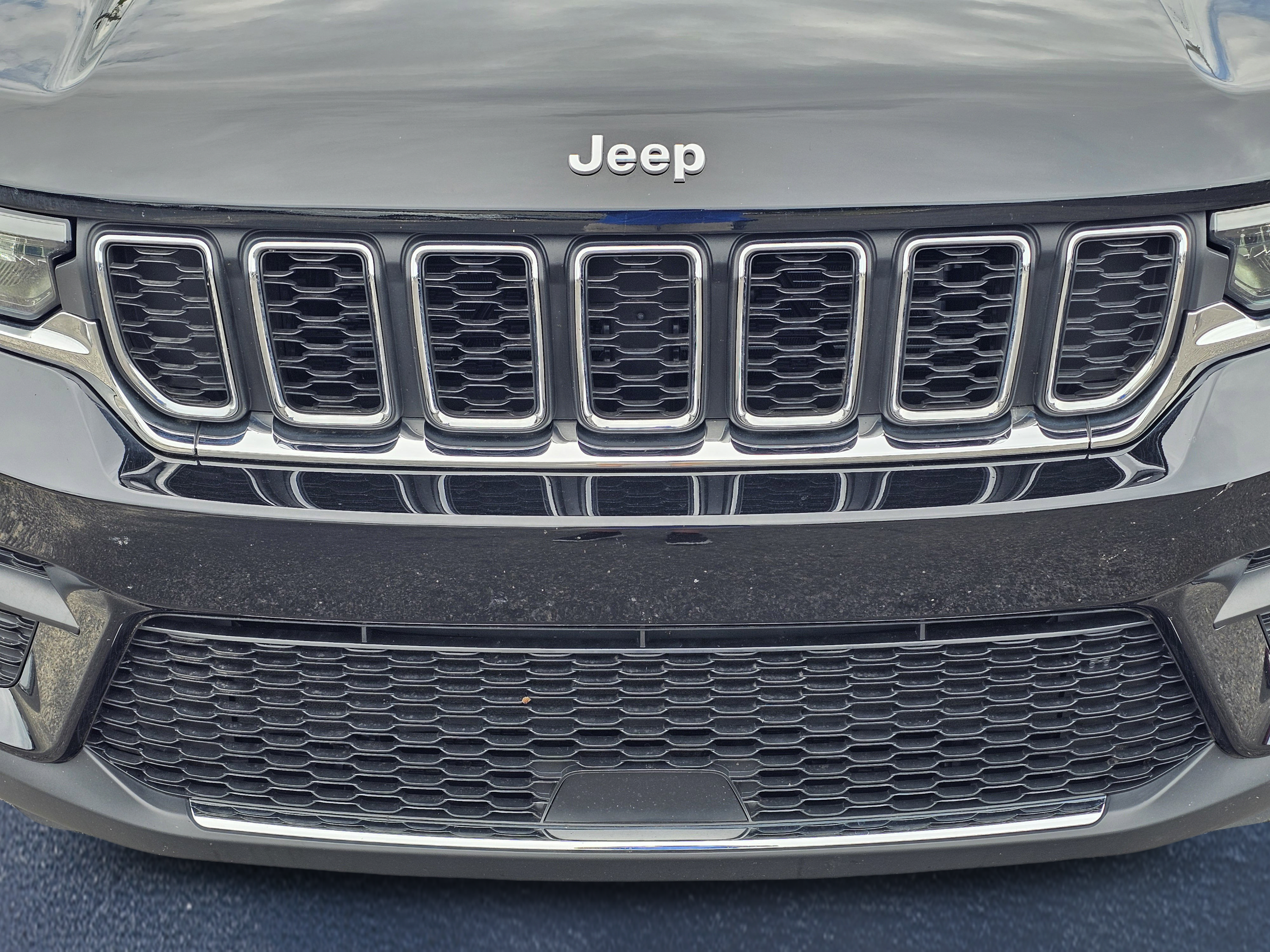 Used 2024 Jeep Grand Cherokee Laredo RWD image 3