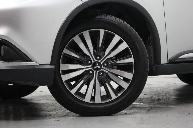 Used 2020 Mitsubishi Outlander SE image 3