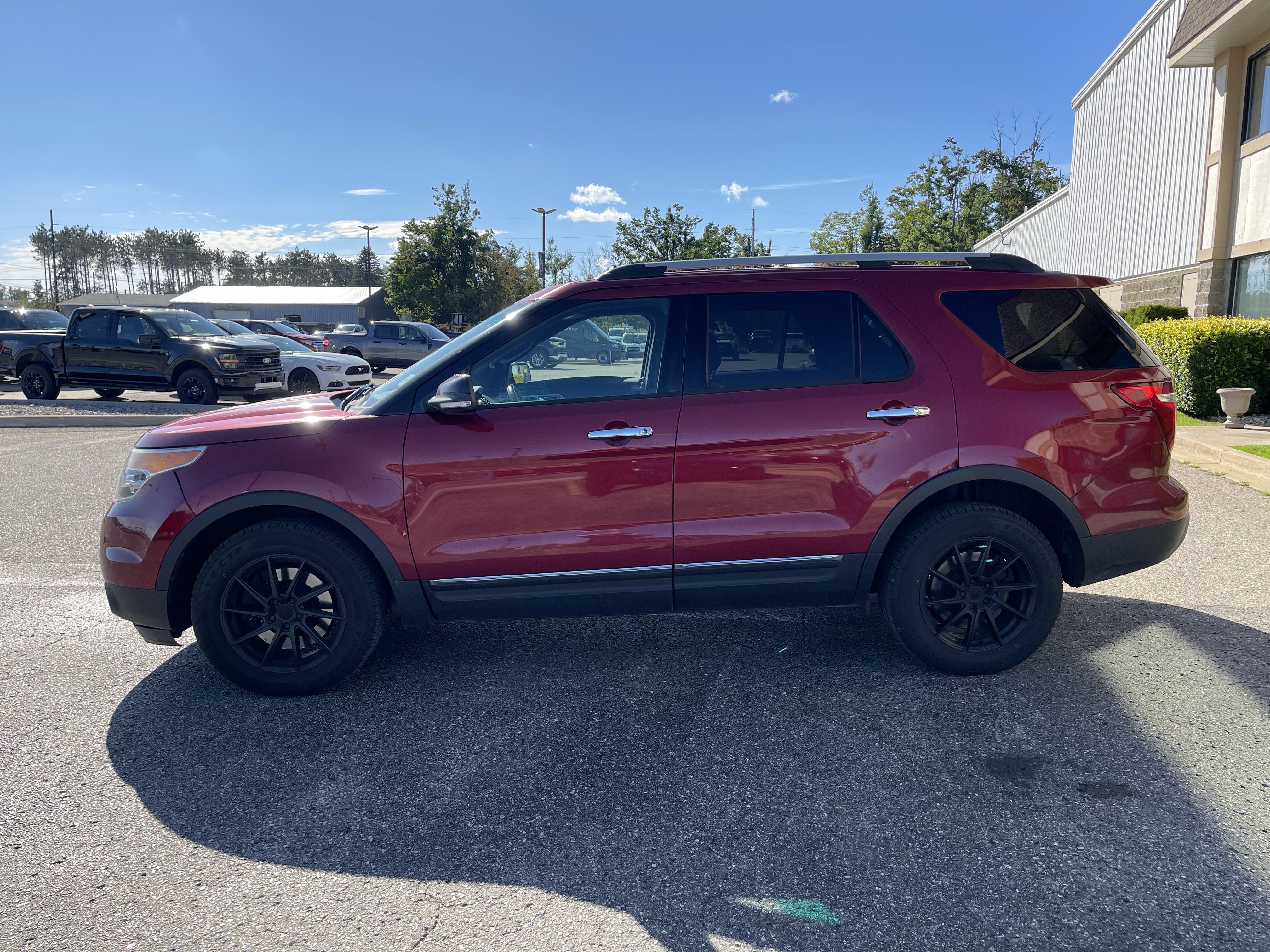Used 2014 Ford Explorer XLT w/ Equipment Group 202A AWD/4WD image 7