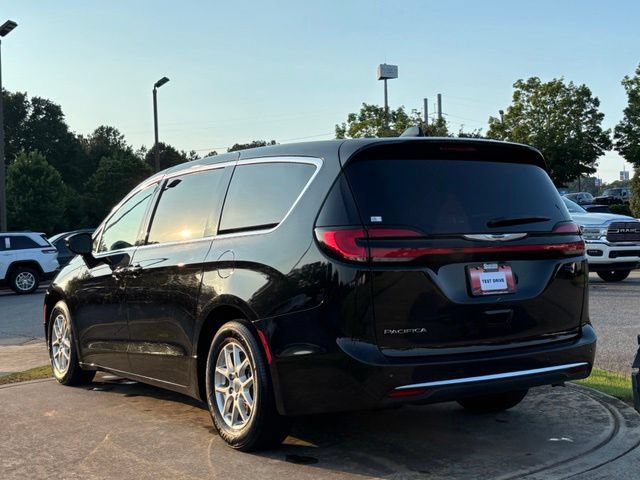 Used 2024 Chrysler Pacifica Touring-L FWD image 5