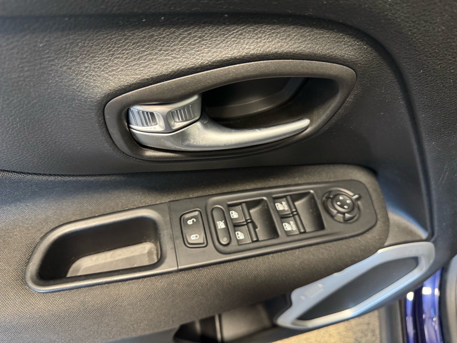 Used 2019 Jeep Renegade Latitude w/ Cold Weather Group AWD/4WD image 15
