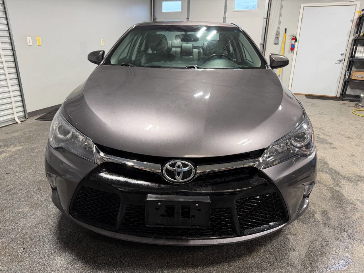 Used 2017 Toyota Camry SE w/ Moonroof Package image 2