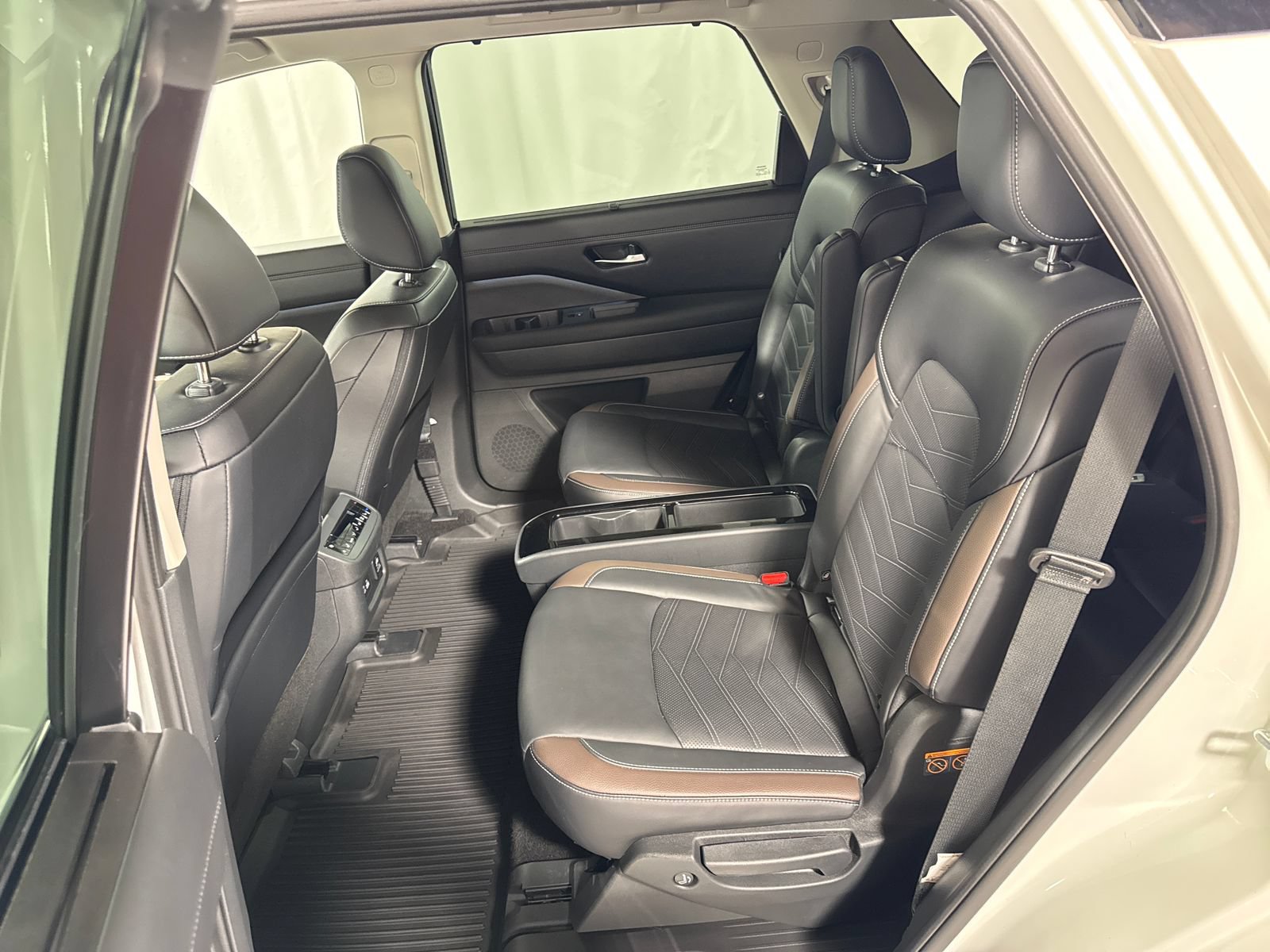 Used 2024 Nissan Pathfinder Platinum w/ Lighting Package (N93) AWD/4WD image 5